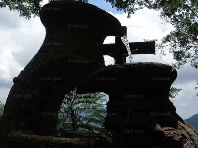 Lebendiger Wasserbrunnen - Katholische Stockfotos