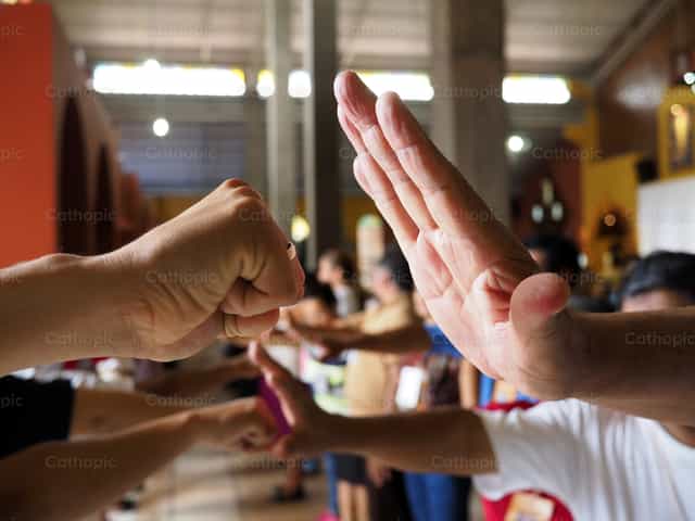 Le dialogue dans la communauté - Images catholiques de stock