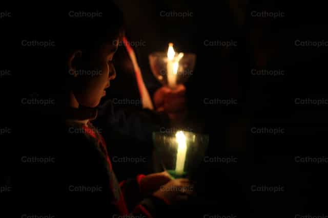 Personas con velas - Banco de imágenes católicas