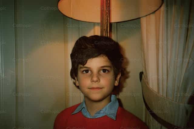 Portrait d’enfance de saint Carlo Acutis - Images catholiques de stock