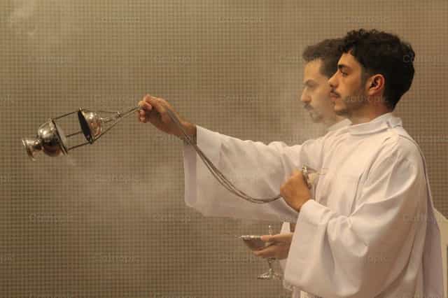 Incenso per la comunità - Immagini stock cattoliche