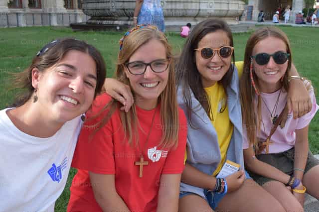 Chicas en la JMJ 2023 - Banco de imágenes católicas - Fotografía por Lupe Belmonte