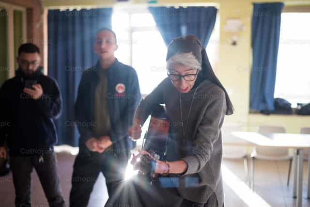 Monja salesiana tocando la guitarra - Banco de imágenes católicas - Fotografía por Vytautas Markūnas SDB