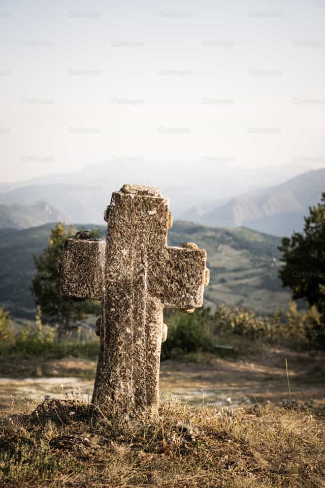 Cruz en el desierto - Banco de imágenes católicas - Fotografía por Jakov Pleše