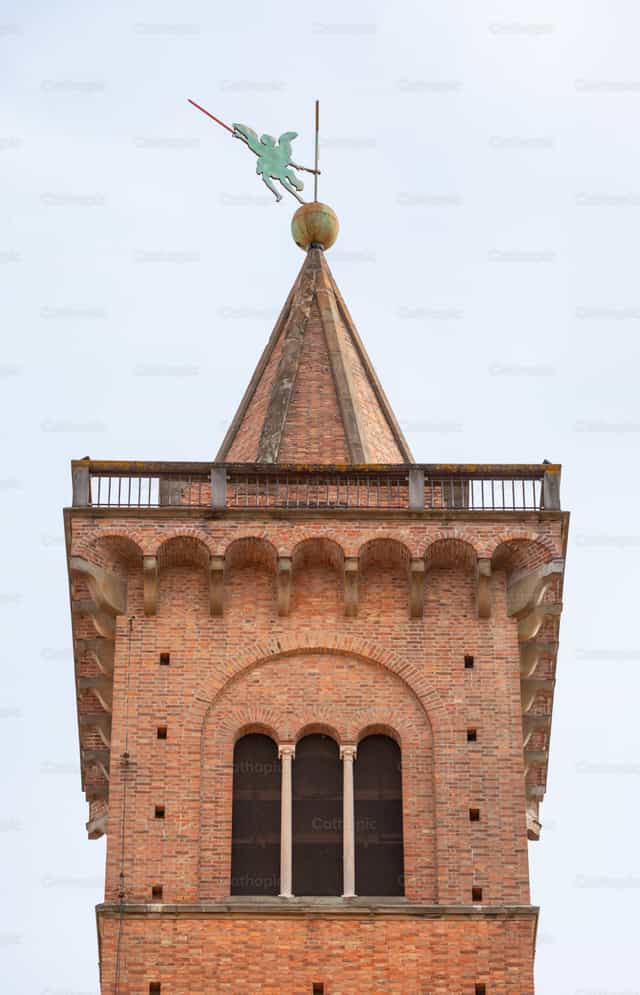 La parte superior del campanario de la Collegiata di Sant'Andrea de Empoli - Banco de imágenes católicas - Fotografía por Antonio Gravante
