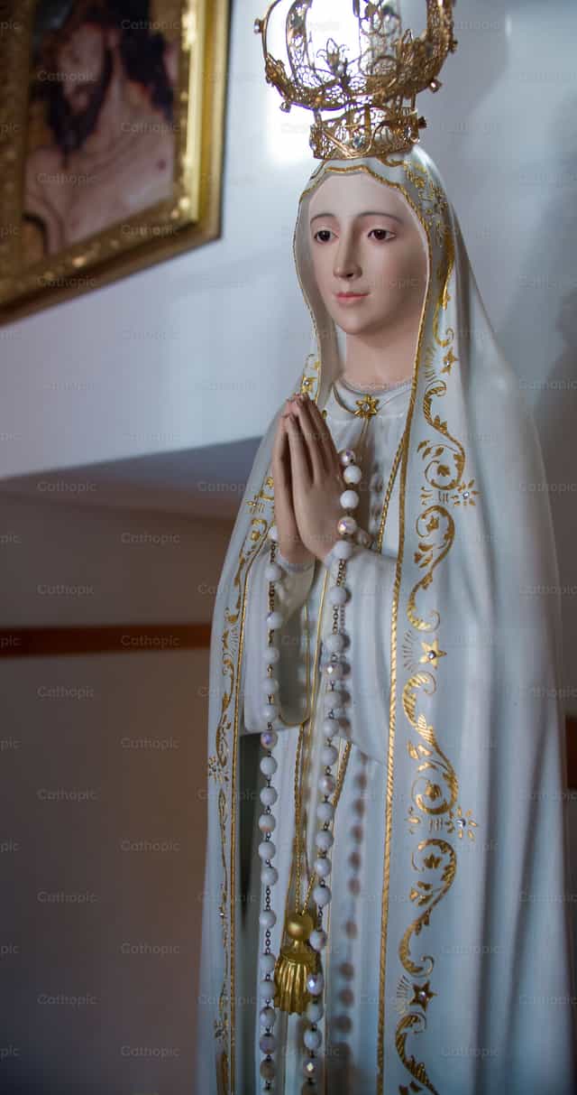 Estatua de Nuestra Señora de Fátima - Banco de imágenes católicas - Fotografía por Catholic Stuff