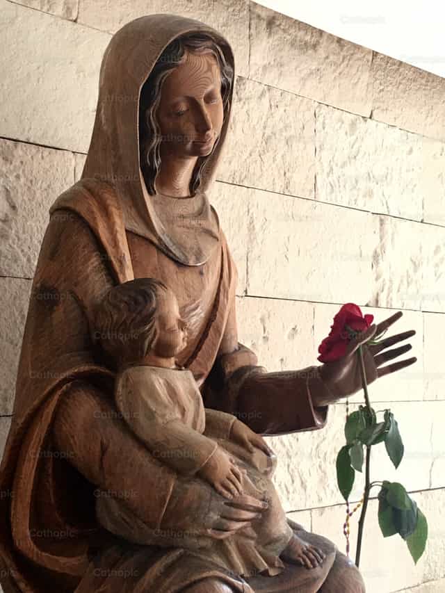 Estatua de la Virgen Maria y Nino Jesus - Banco de imágenes católicas