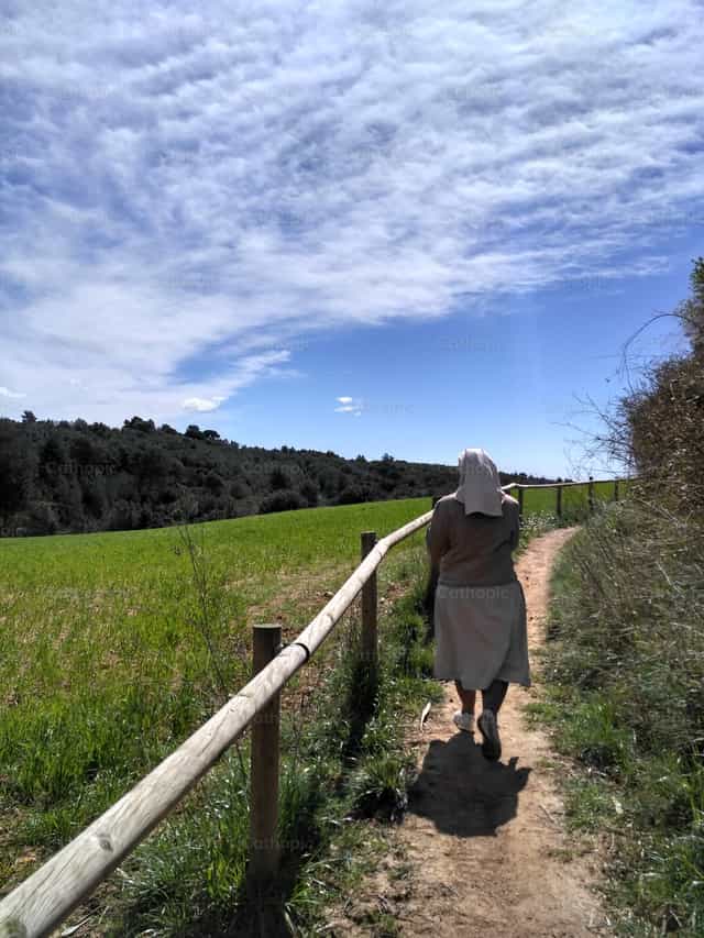 Nonne auf einem Naturspaziergang - Katholische Stockfotos