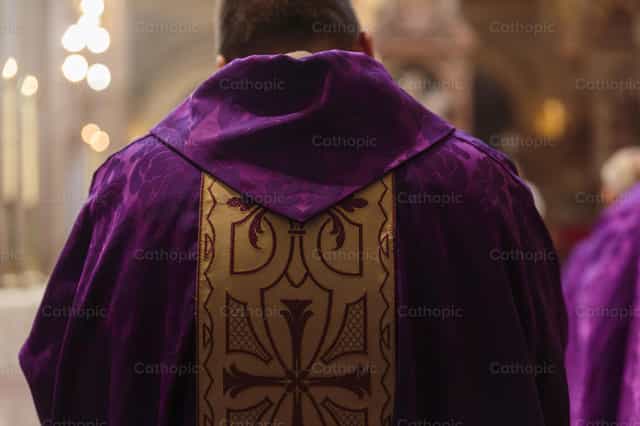 Sacerdote con casulla morada Miércoles de Ceniza - Banco de imágenes católicas - Fotografía por Diócesis de Córdoba