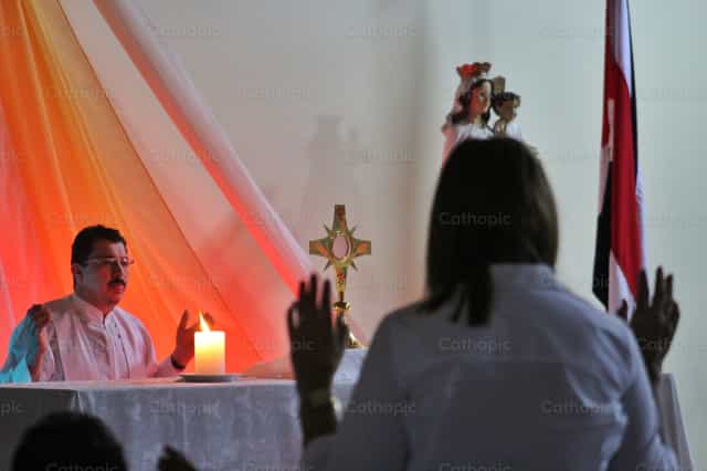 Alabado sea el Santisimo Sacramento del Altar - Banco de imágenes católicas