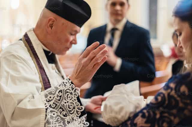 Sacerdote faz o sinal da cruz - Imagens católicas de stock - Foto de Carlos Sierra