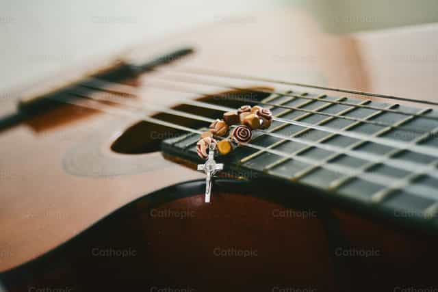 Gitara i różaniec - Katolickie zdjęcia stockowe