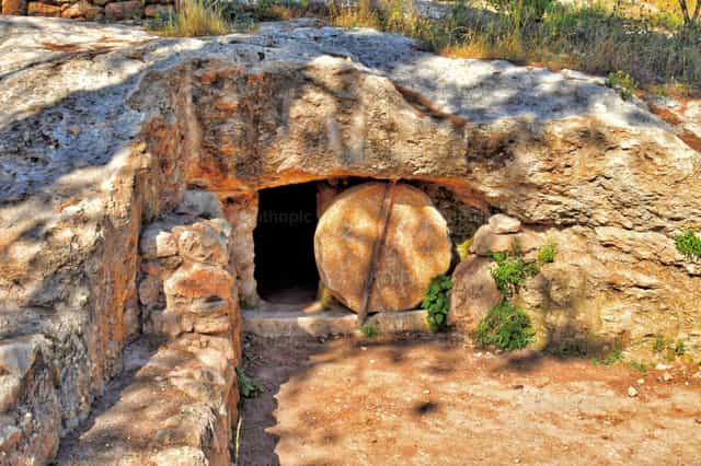 Replica de Sepulcro de la epoca de Jesus - Banco de imágenes católicas