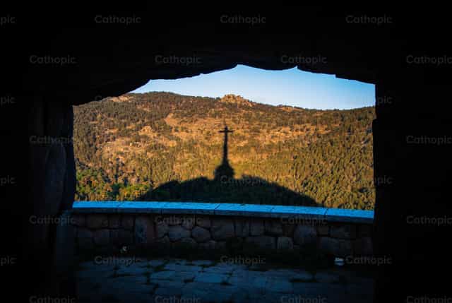 Na sombra da Cruz - Imagens católicas de stock