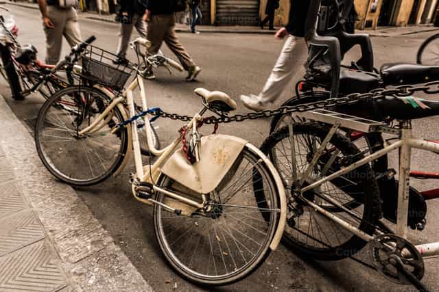Fiets in de stad - Katholieke stockfoto's