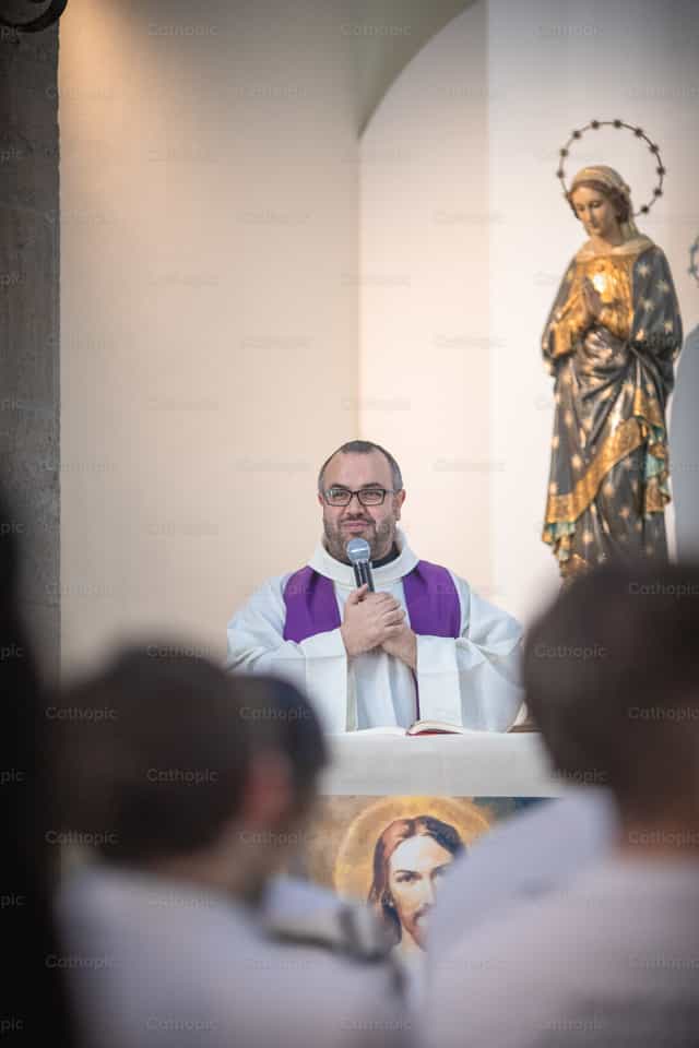 Nangangaral ang Pari sa Panahong Kuwaresma na Misa - Mga Catholic stock image