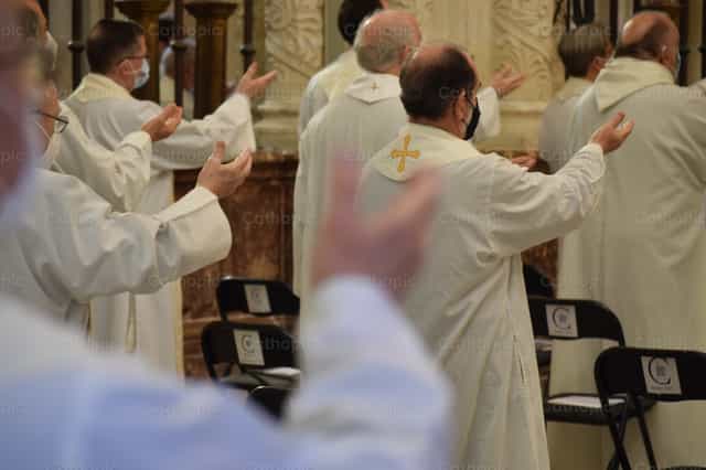 Manos de sacerdote - Banco de imágenes católicas