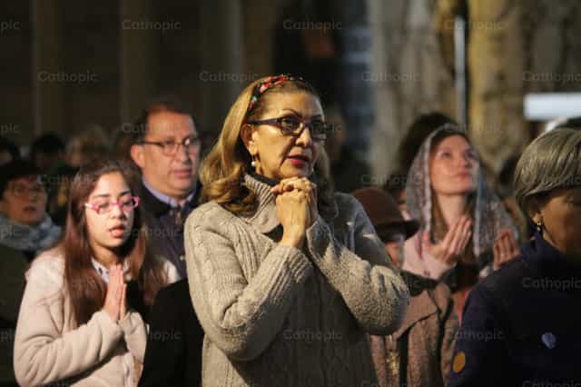 Mujer rezando - Banco de imágenes católicas