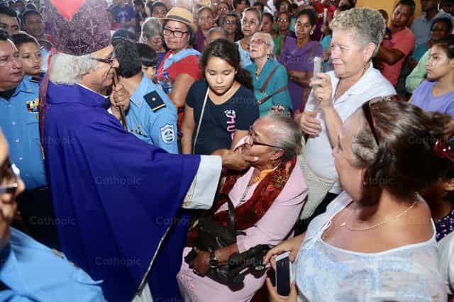Cardinal Leopoldo Brenes in community - Catholic stock images