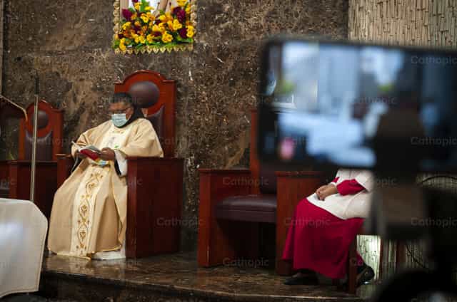 Transmision de misa - Banco de imágenes católicas - Fotografía por Gabriel Manjarres