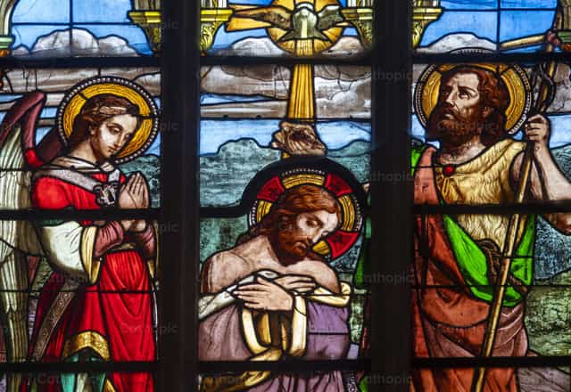Ventana de vidrieras que representa el bautismo de Jesús - Banco de imágenes católicas - Fotografía por Joan Sutter