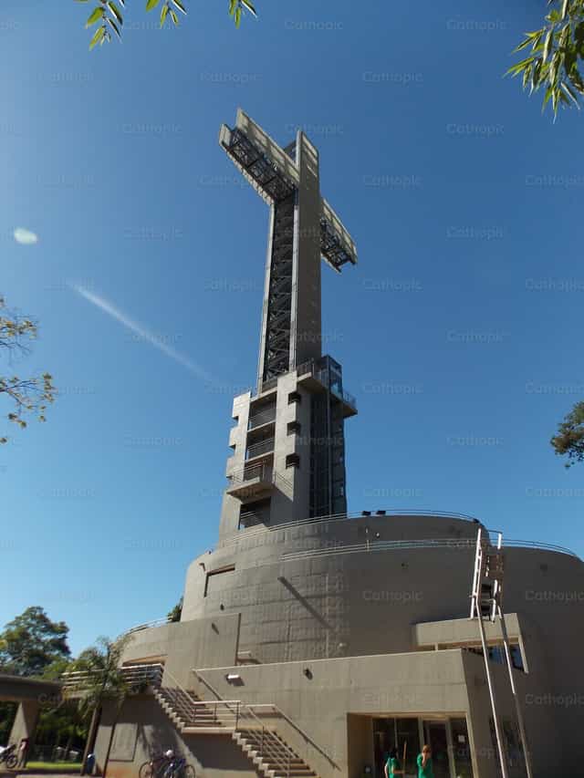Cruz en el techo de la iglesia - Banco de imágenes católicas