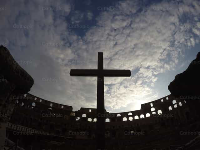 A cruz é o caminho para o céu - Imagens católicas de stock