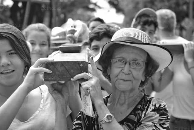 Persone che portano la croce - Immagini stock cattoliche