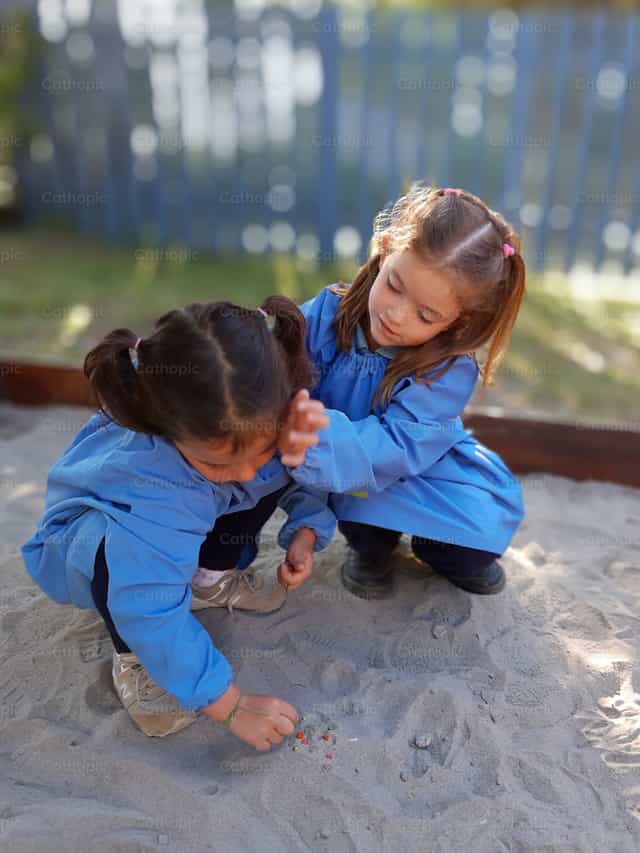 Ninos jugando - Banco de imágenes católicas