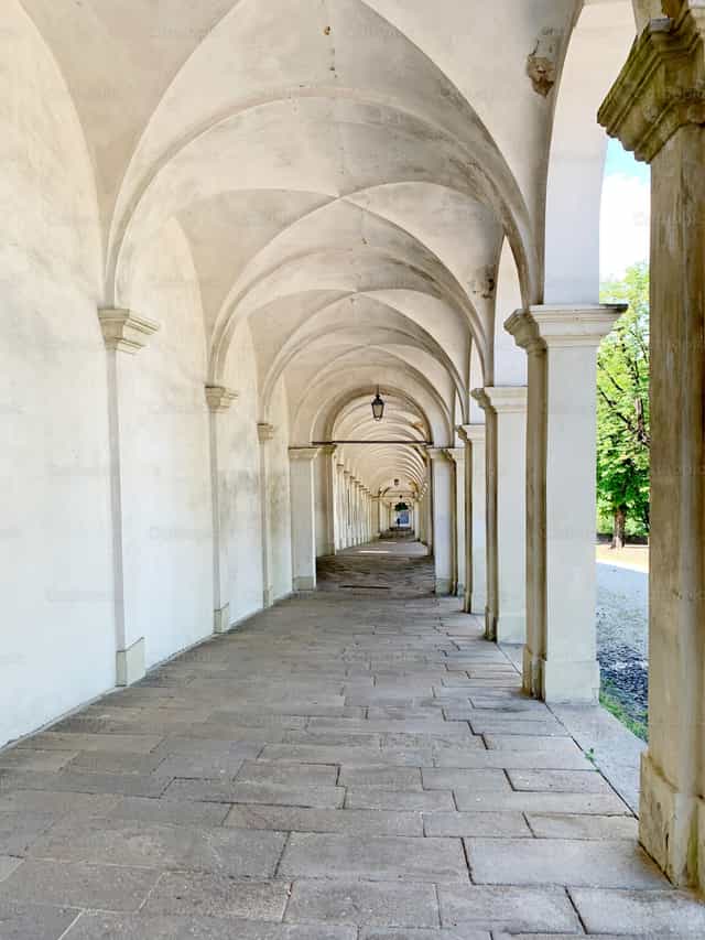 Escaleras y arcos entre la ciudad y la iglesia - Banco de imágenes católicas - Fotografía por Cristina Grigore