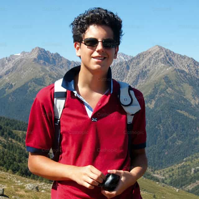 Szent Carlo Acutis hegyvidéki tájban - Katolikus stockképek - Fotó: Filip Pleše
