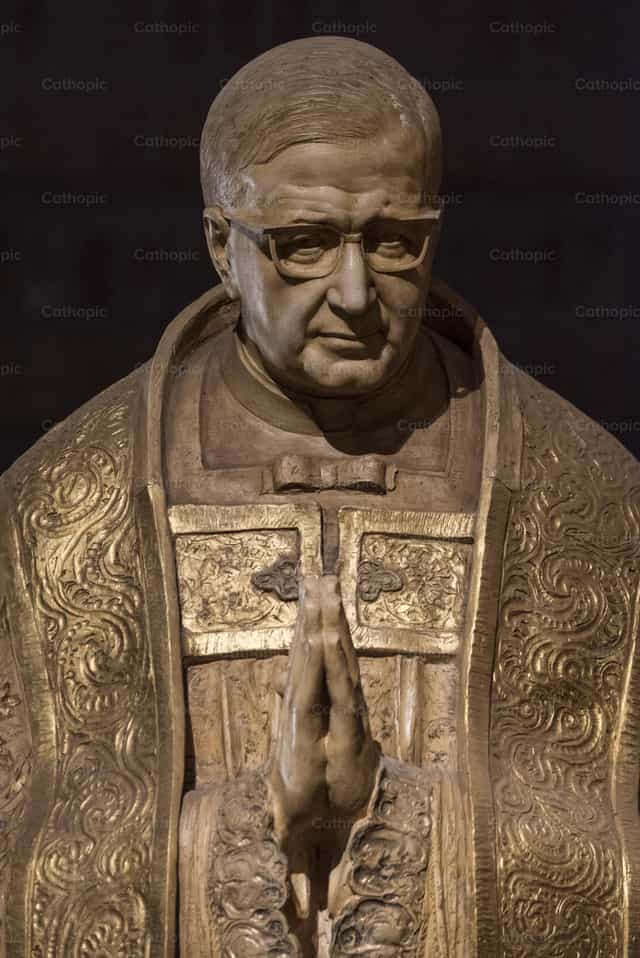 San Josemaría de rodillas rezando hacia el retablo - Banco de imágenes católicas