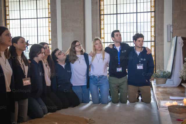 Rezando juntos diante do Santíssimo Sacramento - Imagens católicas de stock - Foto de Yandry Fernández Perdomo