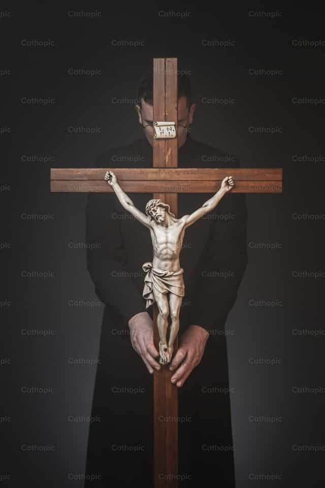 Sacerdote y cruz - Banco de imágenes católicas - Fotografía por Jakov Pleše