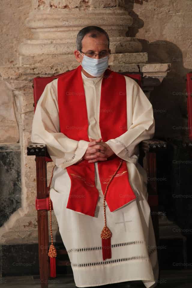 Paring nagdarasal, patayong larawan - Mga Catholic stock image