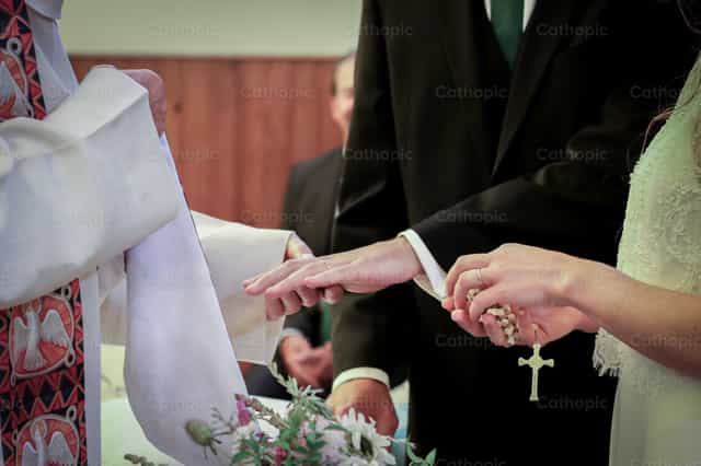 Ipinapakita ang singsing - Mga Catholic stock image