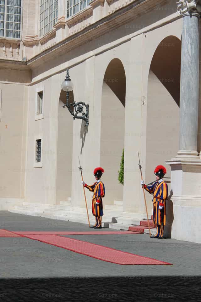 Guardia en el vaticano - Banco de imágenes católicas