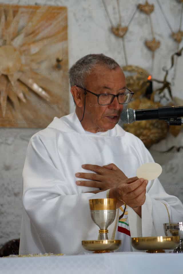 Sacerdote orando durante la consagración - Banco de imágenes católicas