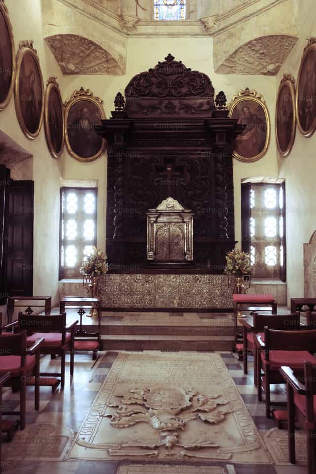 Sagrario, lugar de presencia divina. - Banco de imágenes católicas