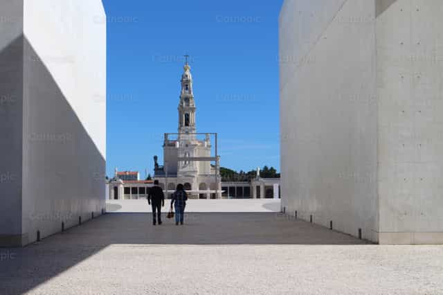 Al fondo, esta la iglesia - Banco de imágenes católicas