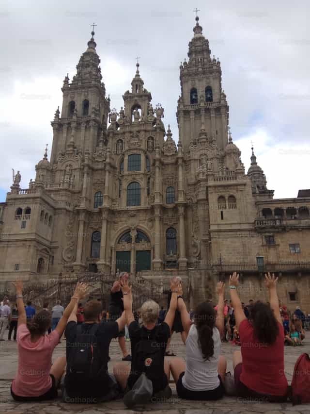 Jovenes alcanzando la meta de Santiago - Banco de imágenes católicas - Fotografía por parroquiamadridejos