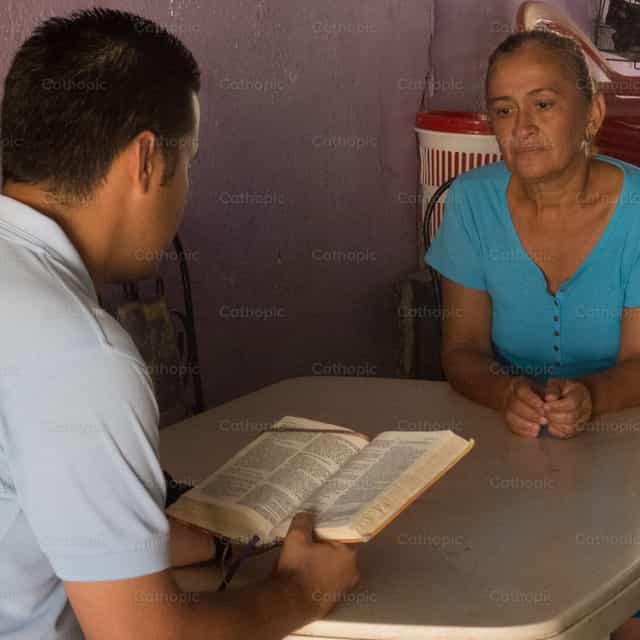 Leyendo la palabra de Dios - Banco de imágenes católicas - Fotografía por Carlos Daniel