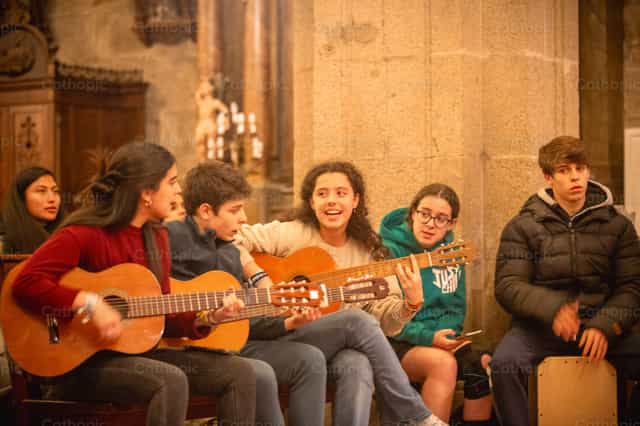 Young people singing to God joyfully - Catholic stock images - Photo by Yandry Fernández Perdomo