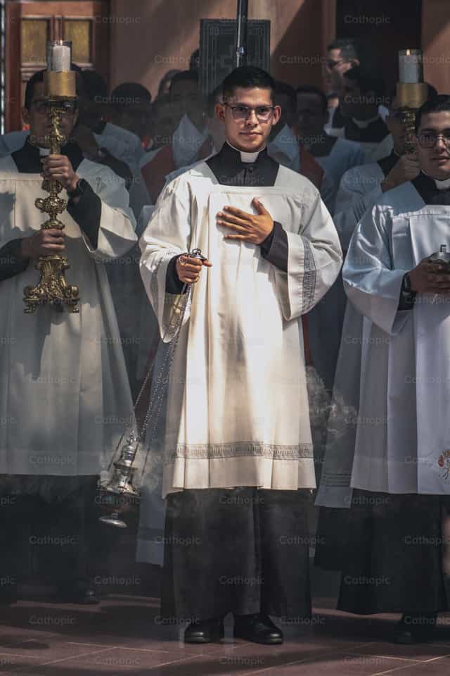 Een seminarist die een wierookvat draagt - Katholieke stockfoto's - Foto door Andrés José Barbera Zambrano