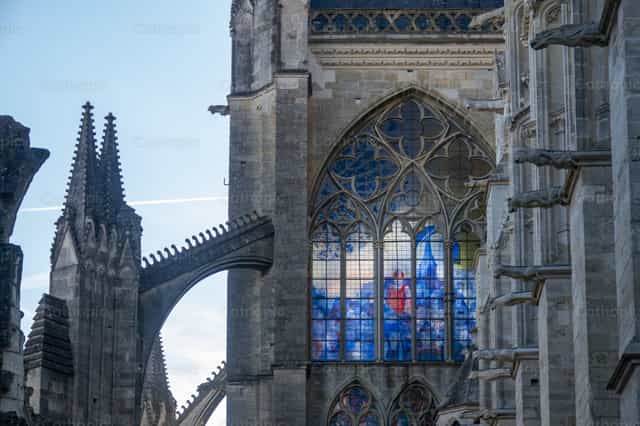 Arquitectura gótica con ventana de vidrieras - Banco de imágenes católicas - Fotografía por Joan Sutter