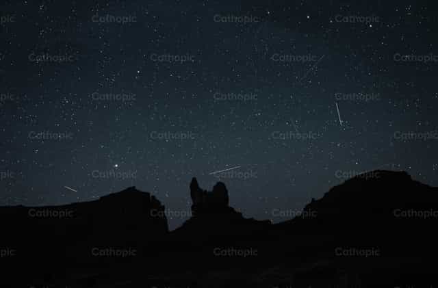 Noche estrellada en Monument Valley - Banco de imágenes católicas - Fotografía por Santiago de la Hoz
