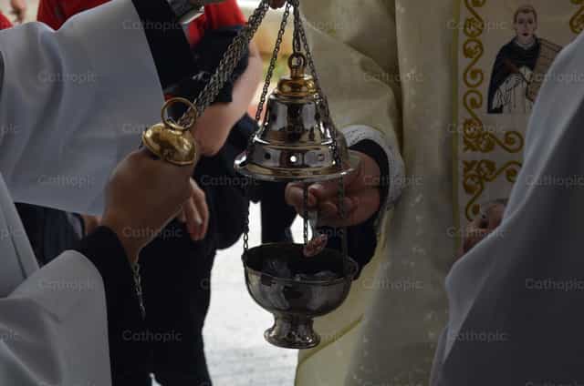 Sacerdote colocando incenso no incensário - Imagens católicas de stock - Foto de Paul Urdaneta
