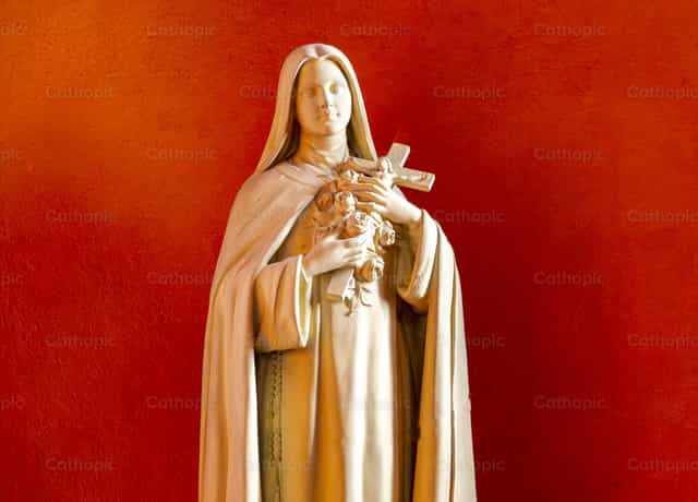 Estatua blanca de Santa Teresa con crucifijo - Banco de imágenes católicas - Fotografía por Joan Sutter