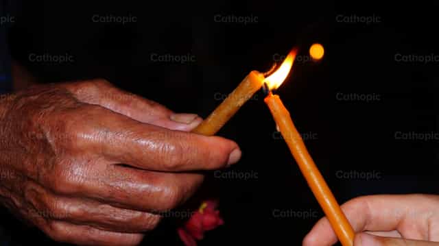 Encendiendo velas - Banco de imágenes católicas