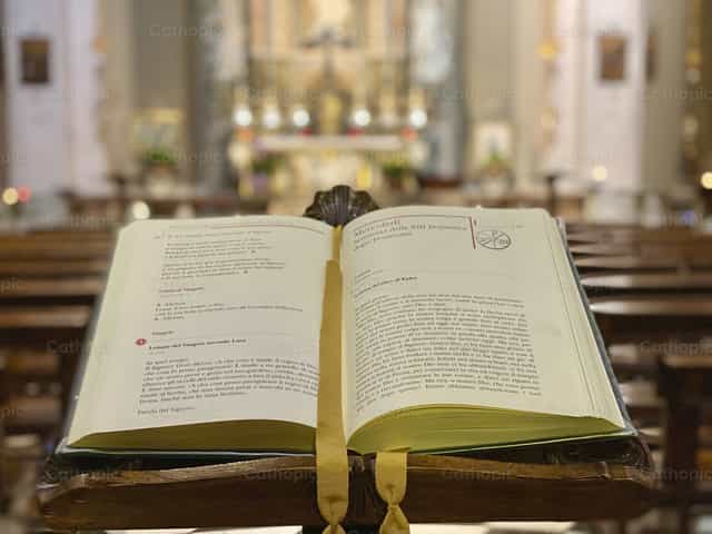 Évangile dans le Missel romain - Images catholiques de stock